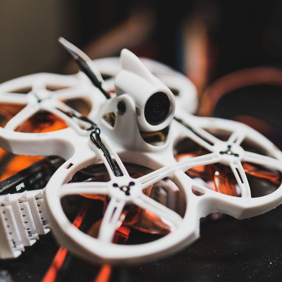 طقم الطائرة بدون طيار للسباق م - مراجعة Eachine Drone E010 وسعره